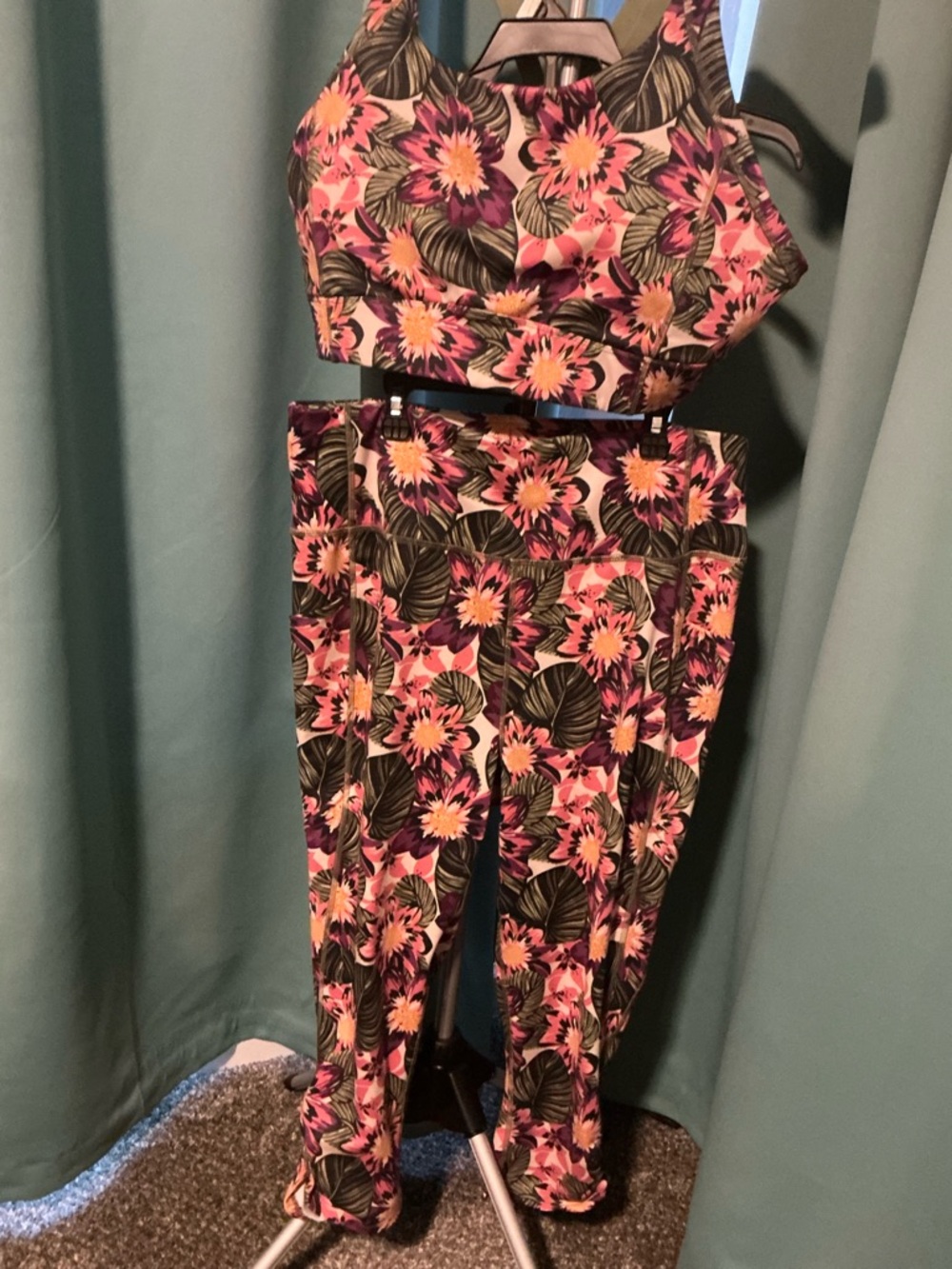 NWOT  2 Pc Activewear set Women’s plus 3X top 1X  Capri pants